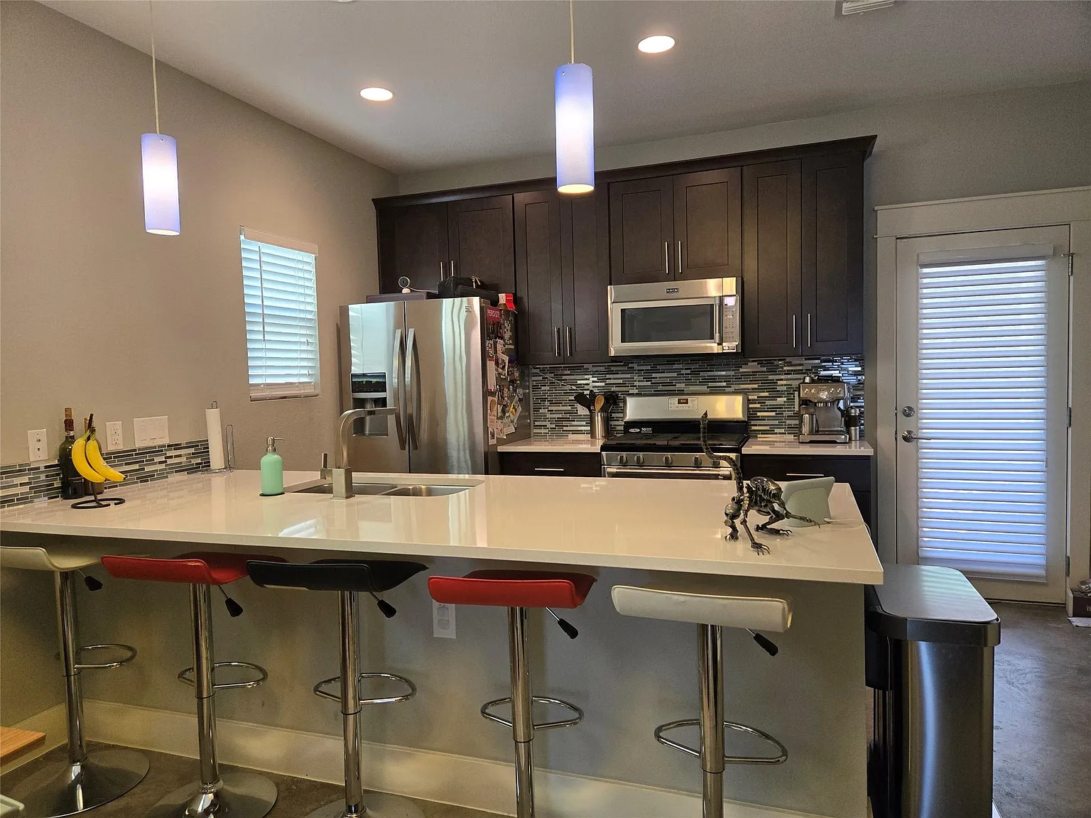 4 bed, 2.5 bath, 2030 sqft, $4,400 — Photo 4