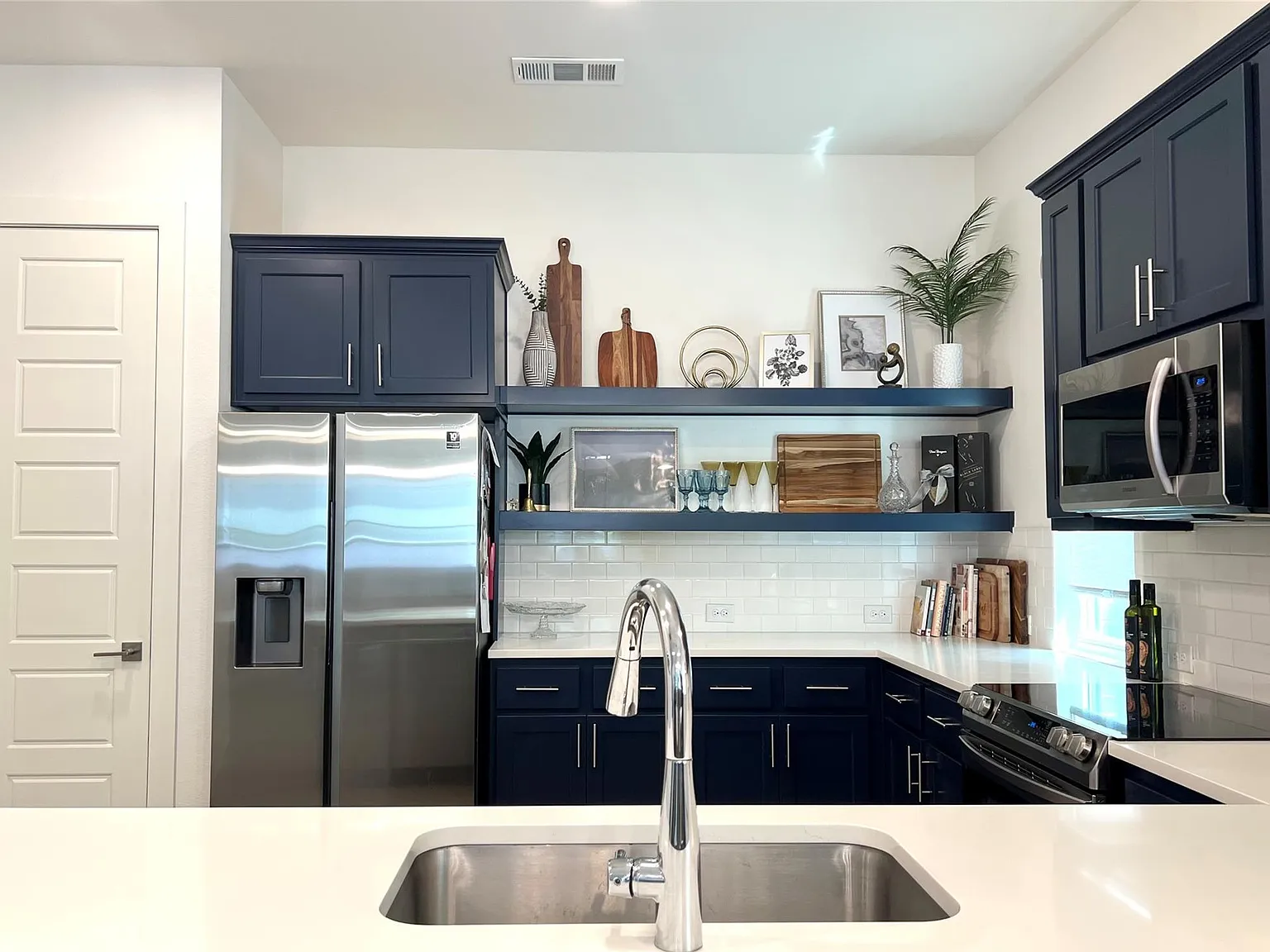 3 bed, 2.5 bath, 1945 sqft, $2,500 — Photo 4
