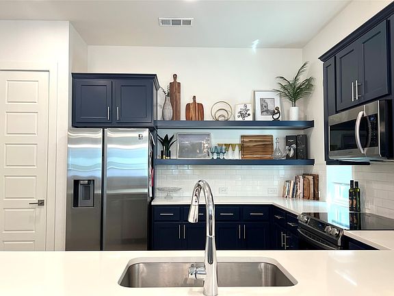 4th image of 2823 Stanley Ave