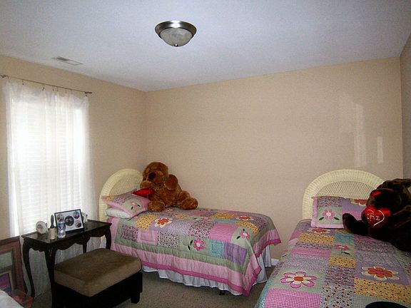 3rd image of 221 Oak Apple Ln