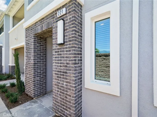 221 Aurora Ln, Pomona, CA 91767