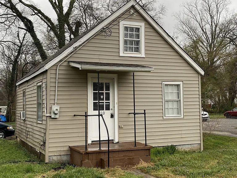 110 W Chestnut St — Photo 1