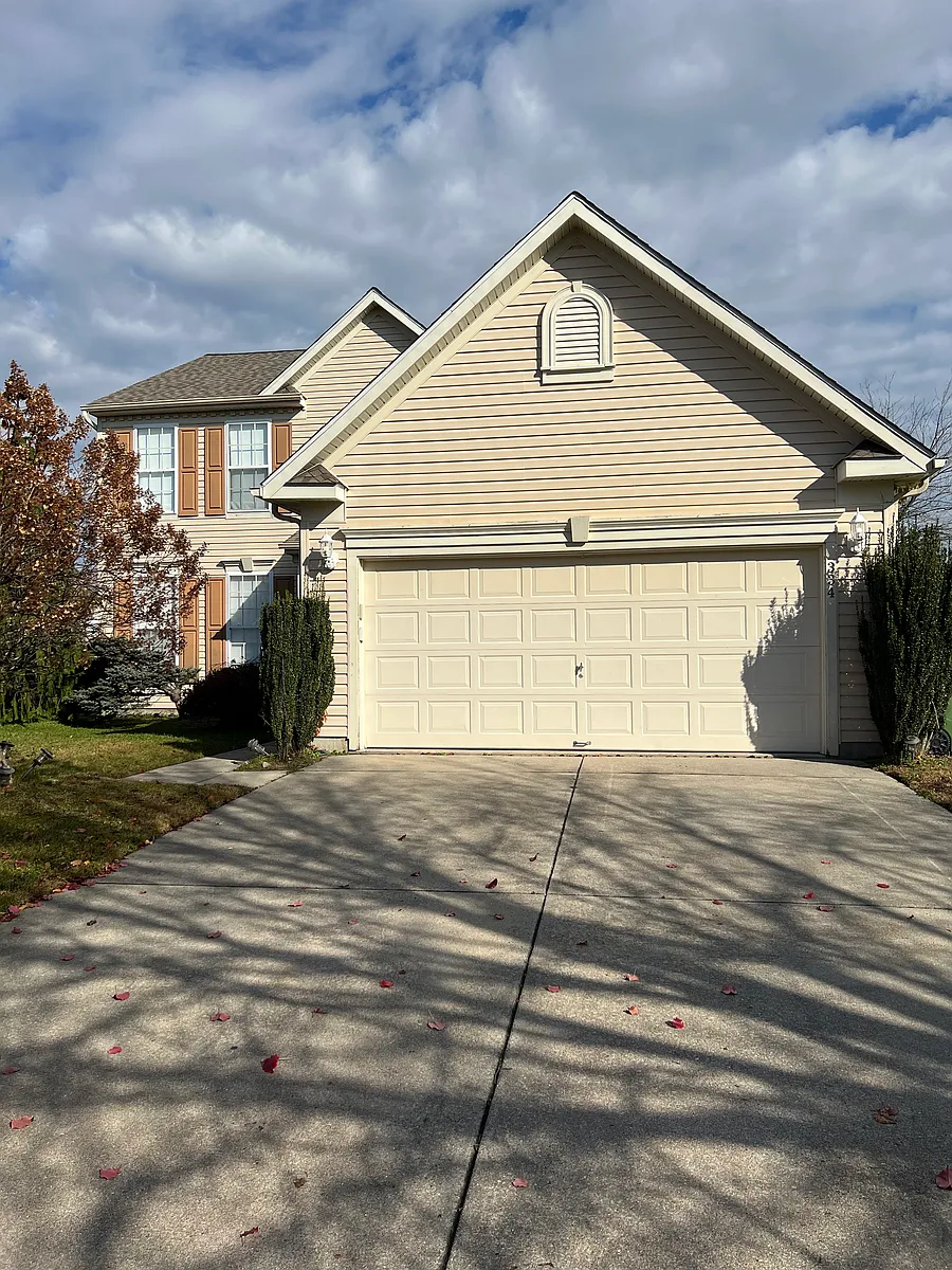 Front view of driveway and garage - 334 Superior Rd
