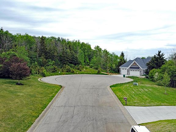 3rd image of 2914 Oakcrest Dr