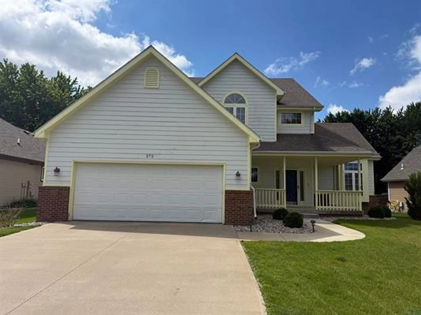 One of a kind 3 Bedroom plus Den/Bonus room and 4 Bathroom Home next to the Meadows Park in Dakot... — Photo 1