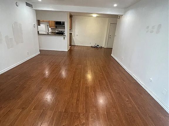 4th image of 5460 White Oak Ave #J-206a