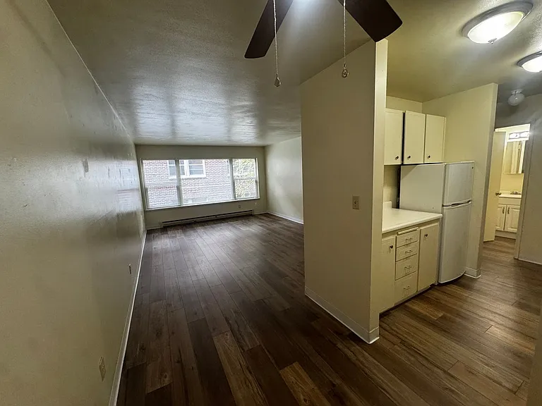 Avante Apartments - Charming, Centrally Located Building with Off Street Parking! — Photo 11
