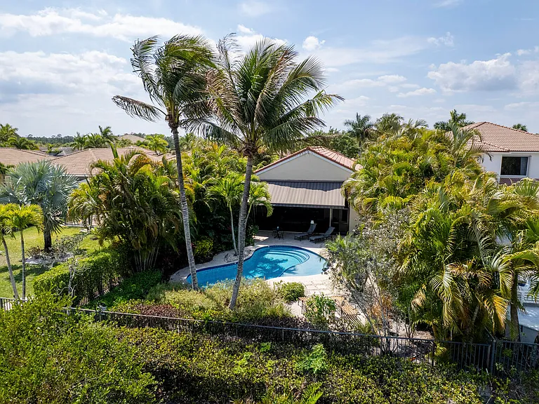 6700 Fox Hollow Dr — Photo 4