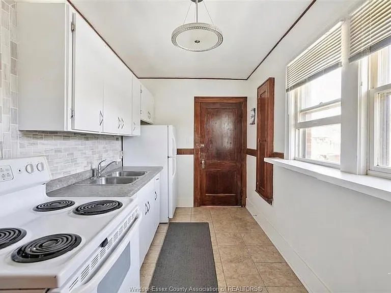 1596 Victoria Ave — Photo 8