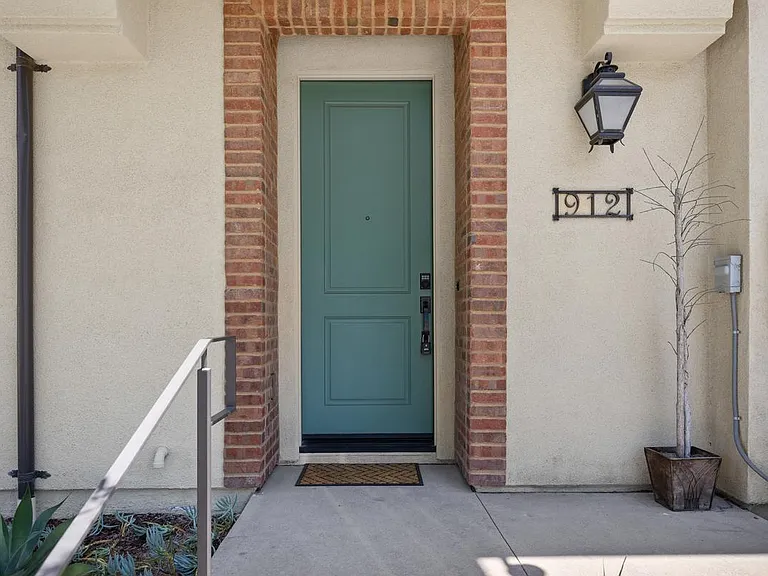 912 El Paseo — Photo 2