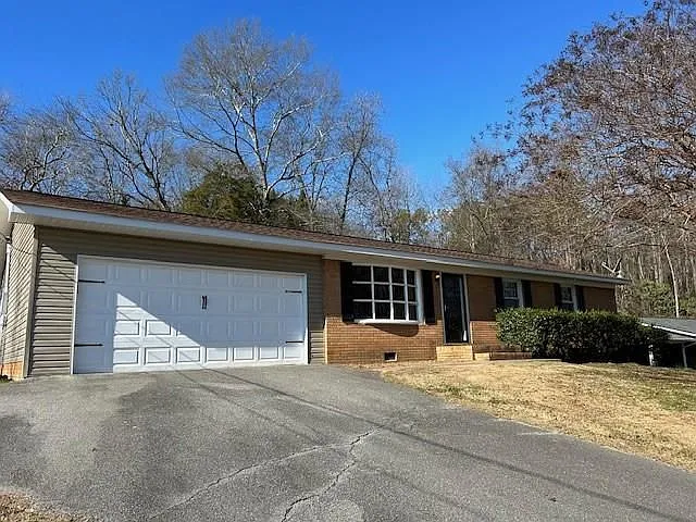207 Cherry Hill Dr — Photo 2