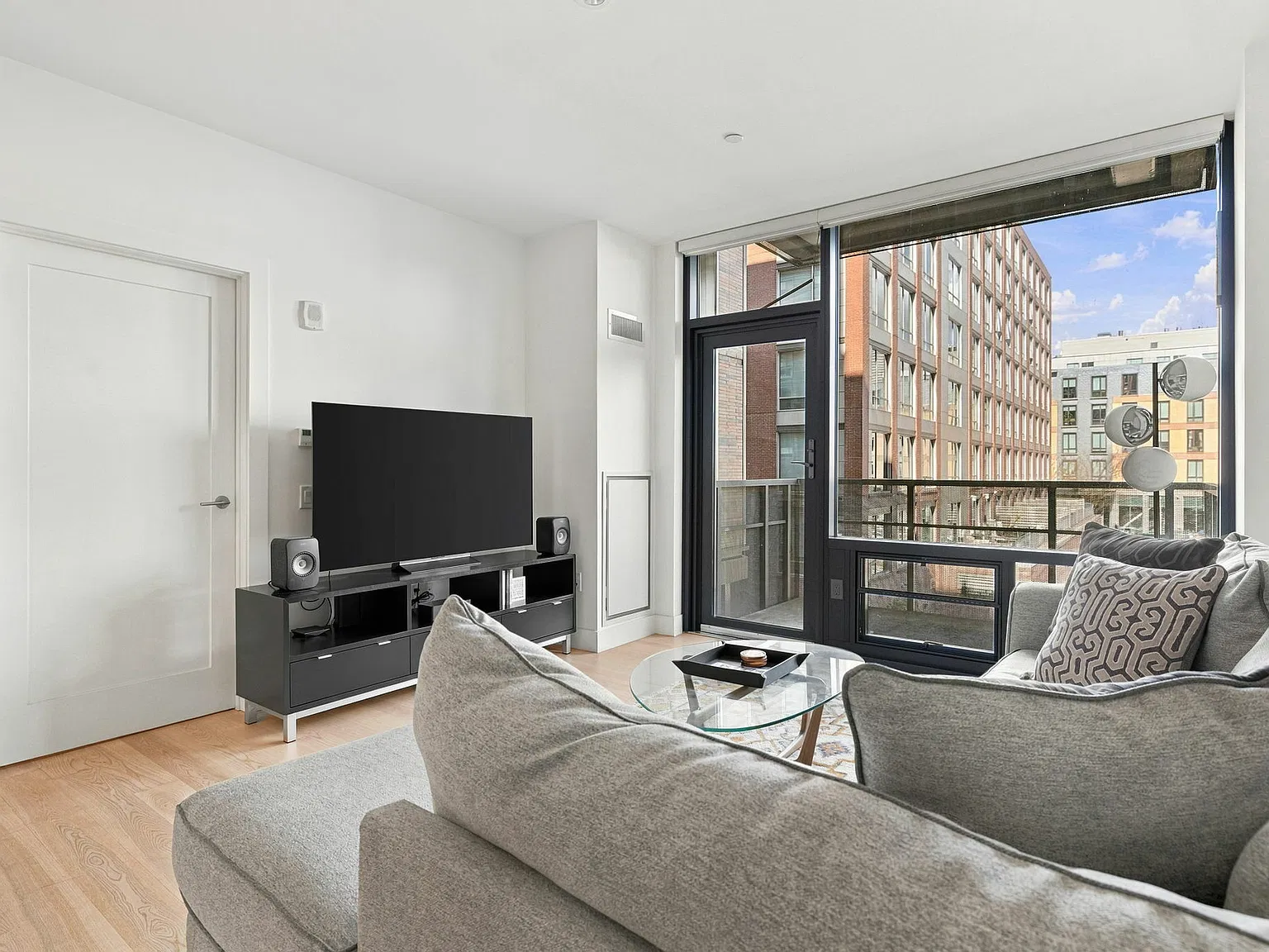 1 bed, 1.0 bath, 712 sqft, $3,950 — Photo 4