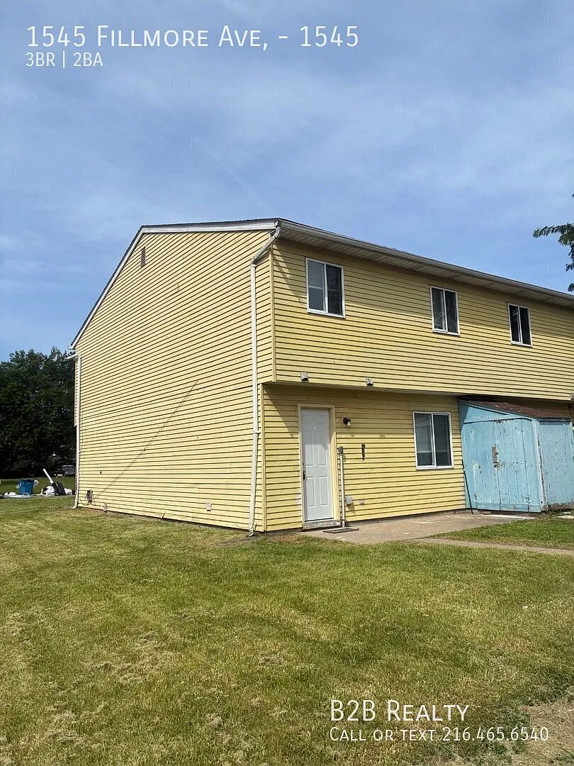 Available Now: Cozy 3-Bedroom Multi-Family Home in a Prime Location — Photo 2