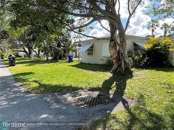 4th image of 300 SW 12th Ct