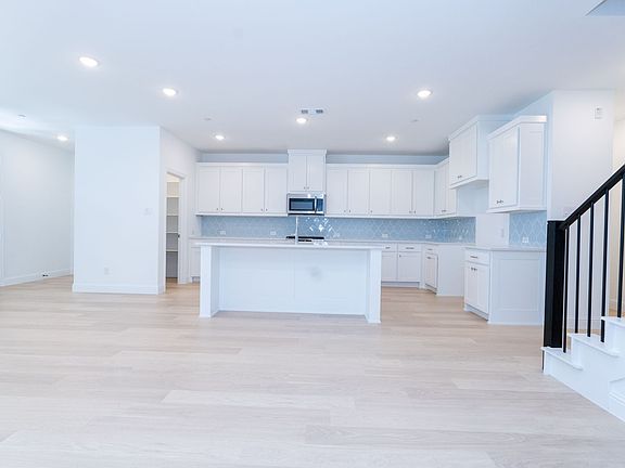 4th image of 9508 Espalier St