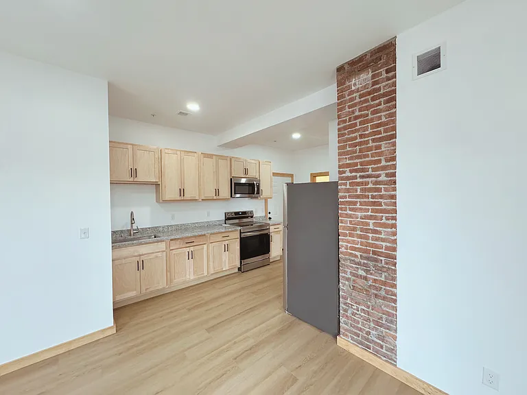 24 Grant St #4 — Photo 6