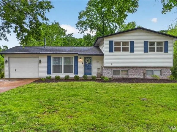 303 Ranch Dr, Ballwin, MO 63011