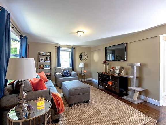 3rd image of 8 Brookfield Dr