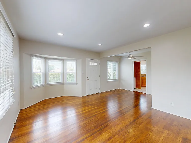 1502 N Hollywood Way #A — Photo 2