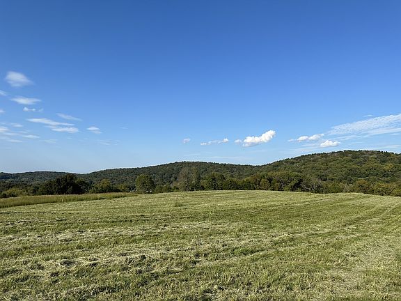 2nd image of 10 Opossum Hollow Rd