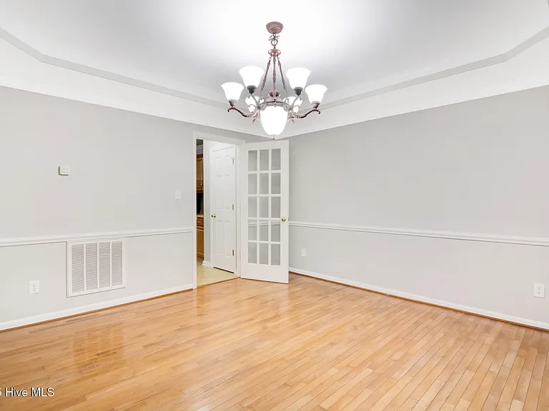 102 Huntington Ct — Photo 6