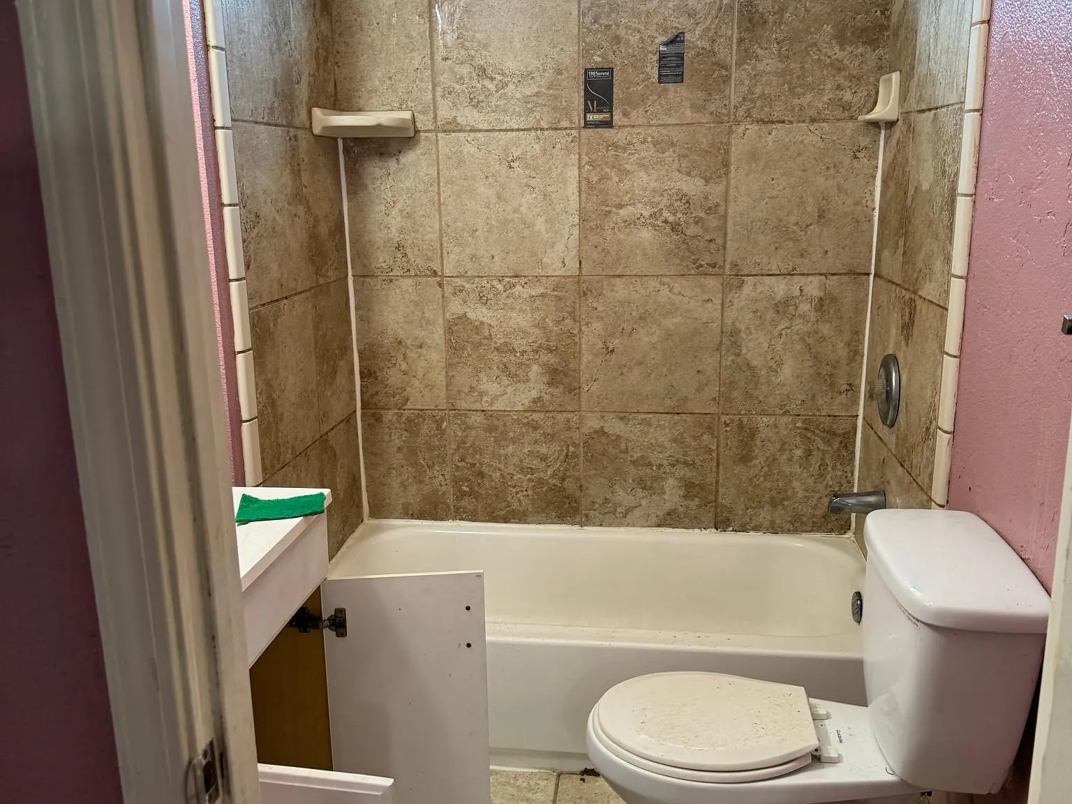 3 bed, 900 sqft, $1,999 — Photo 4