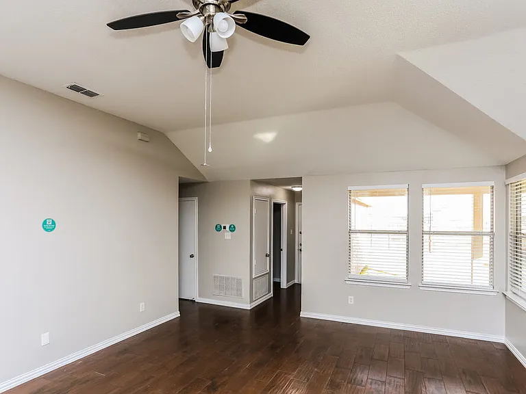 312 Singleton Dr — Photo 4