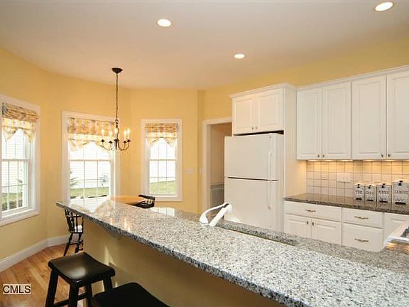 3rd image of 602 Juniper Ct