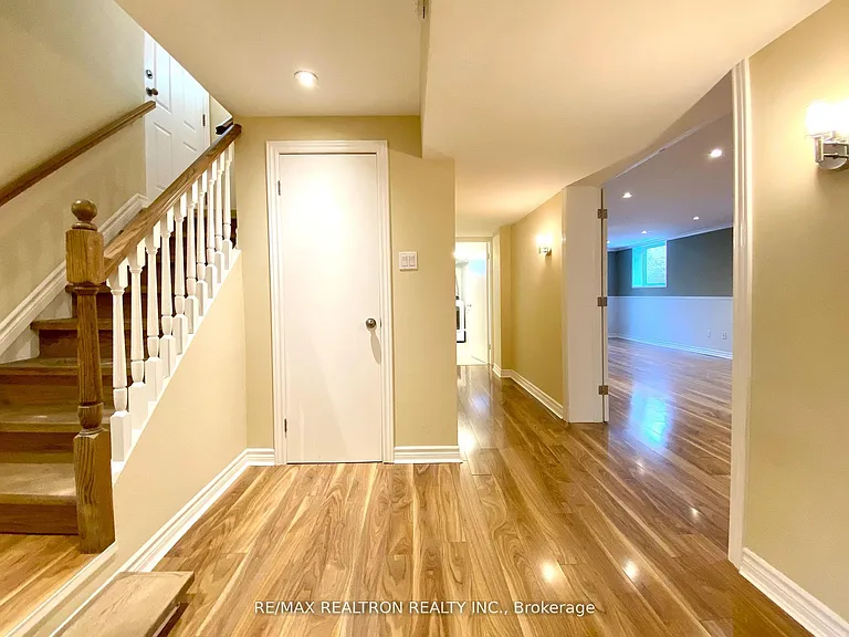 76 Clansman Blvd #LOWER — Photo 5