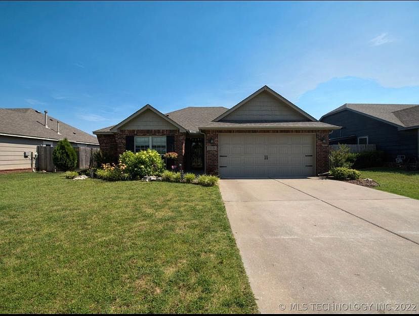 Frontage - drive way/garage