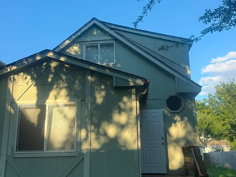 2130 Queen Ave N — Photo 1