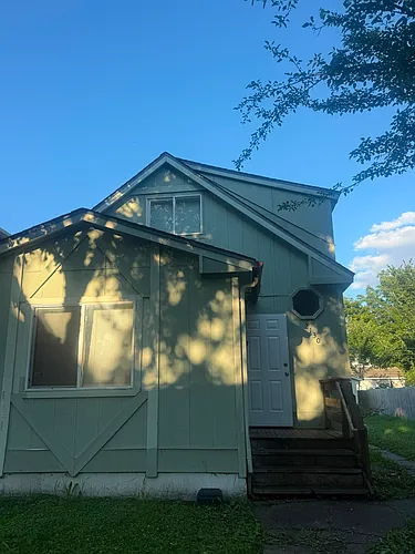 2130 Queen Ave N Photo 1