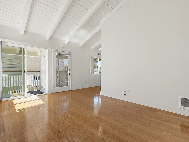 3733 Riviera Dr — Photo 12