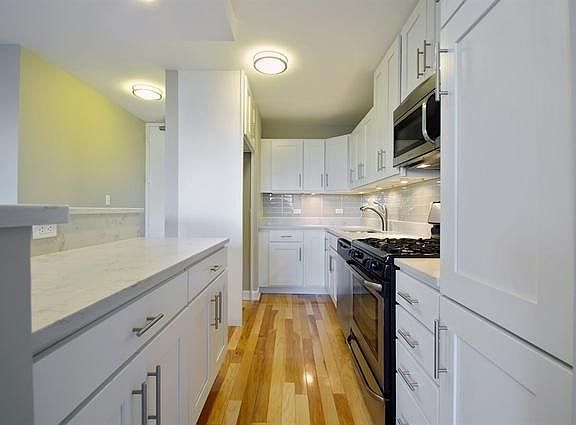 2nd image of 444 W Fullerton Pkwy APT 900