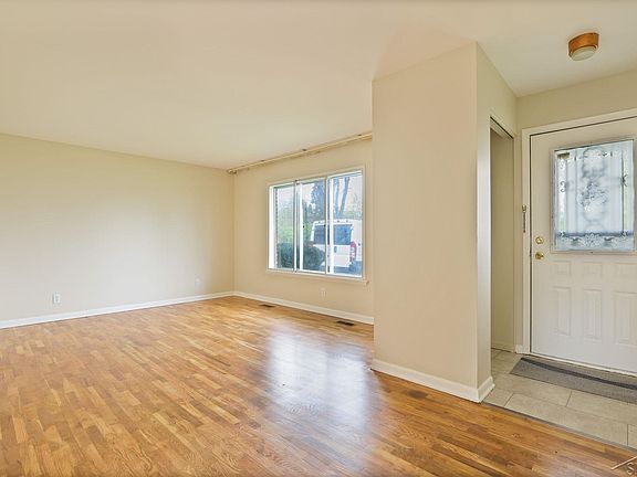 5th image of 3834 York Dr