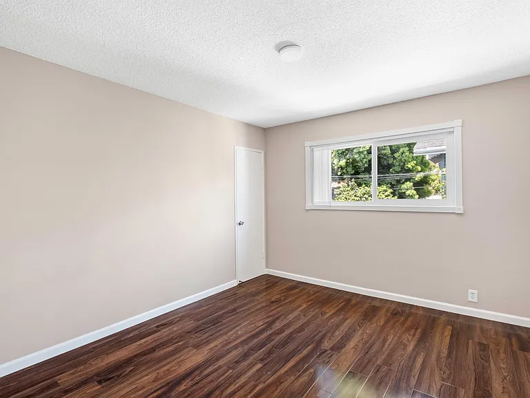 710 E 6th St — Photo 12