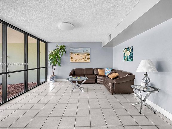 4th image of 2741 Taft St APT 103