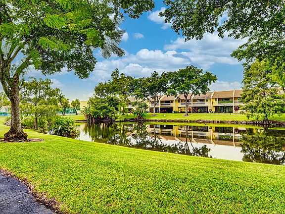 2nd image of 1597 Woodbridge Lakes Cir