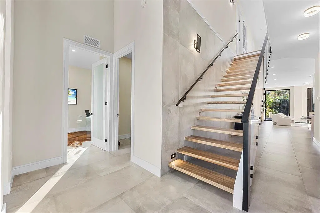 5 bed, 5.0 bath, 3250 sqft, $25,000 — Photo 4
