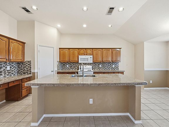 3rd image of 421 Kingfisher Ln