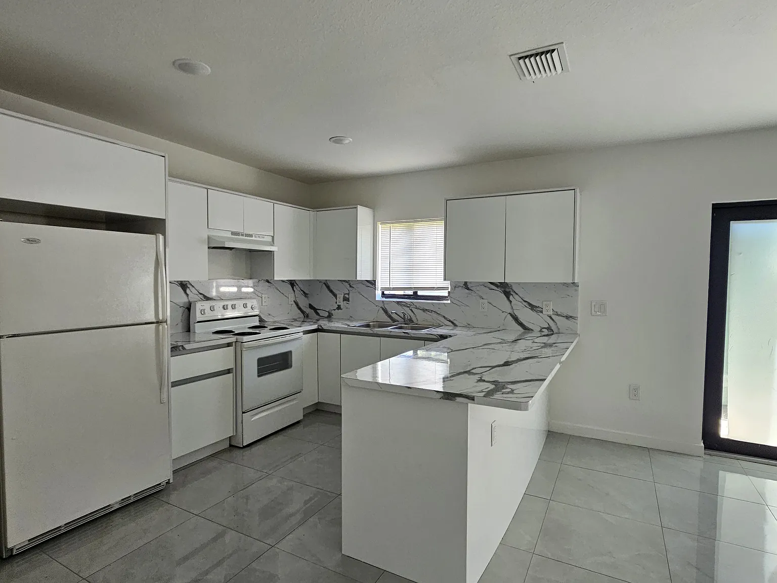 5 bed, 2200 sqft, $3,800 — Photo 4