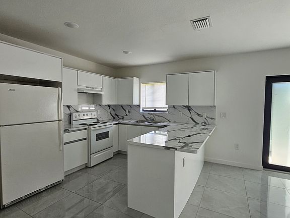 4th image of 3072 NW 59th St #3076