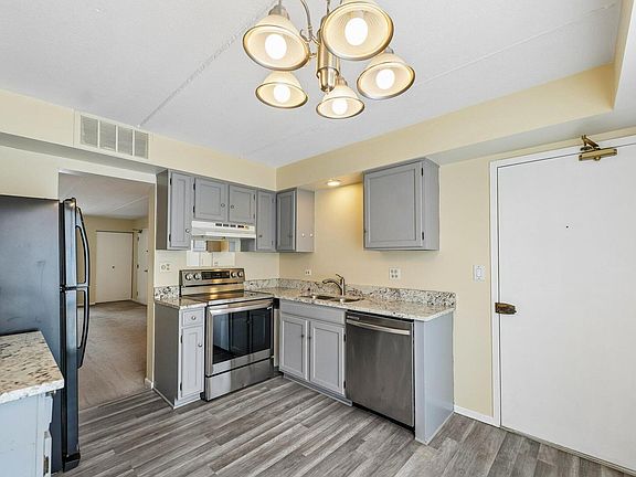 5th image of 5401 Chateau Dr #4