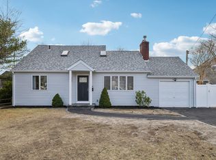 68 Johnson Ln, Bay Shore, NY 11706