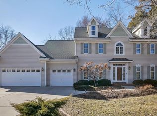 W73N499 Greystone Dr, Cedarburg, WI 53012