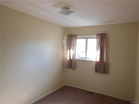 5th image of 34450 Bayview St