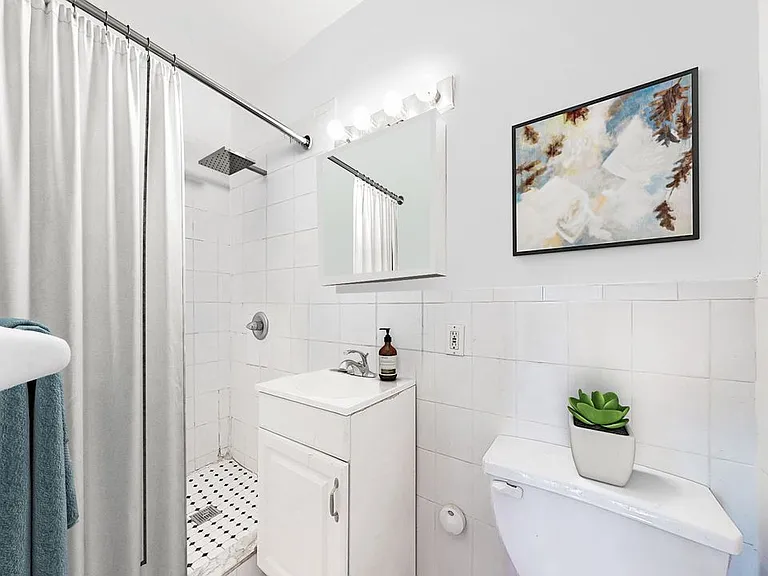 239 E 24th St #3 — Photo 4