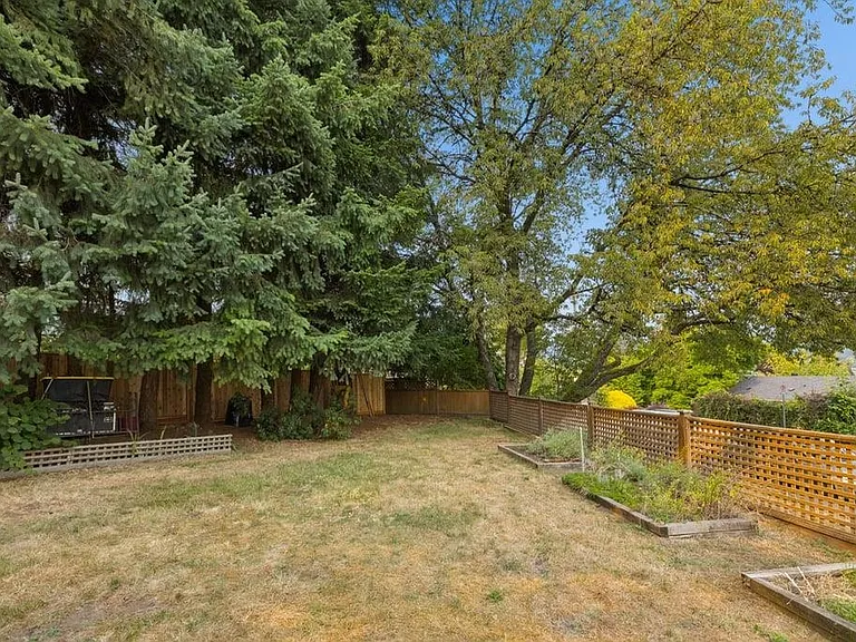 432 8th Ave E — Photo 6