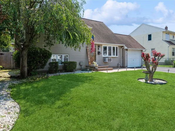 510 Greenlawn Terrace, Copiague, NY 11726