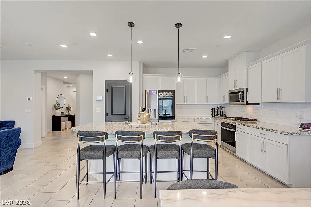5 bed, 3.0 bath, 2660 sqft, $3,295 — Photo 4